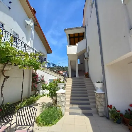 Preka Apartment *
