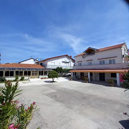 Preka Apartment *